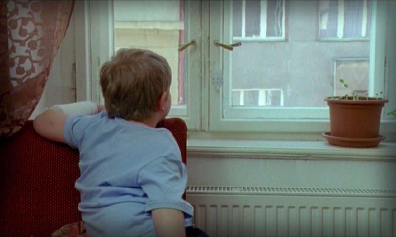 This is the story of Kuba, an 8-year-old boy who has problems to make friends in school and is absorbed by his studies. His teacher is clearly concerned about it but his mother thinks he's perfectly normal. Even though things may appear as normal, a trip to the hospital will develop into a possibility to change Kuba's life, allowing him to finally get his mother's attention.