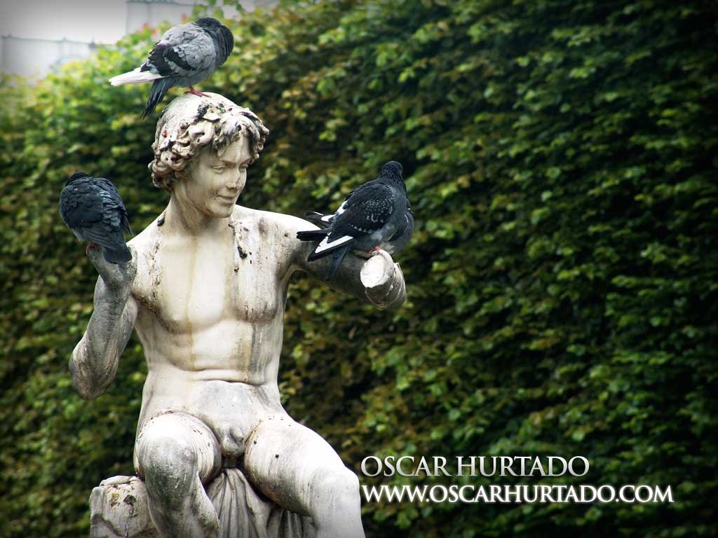 Statue with pigeons at Jardin du Palais-Royal