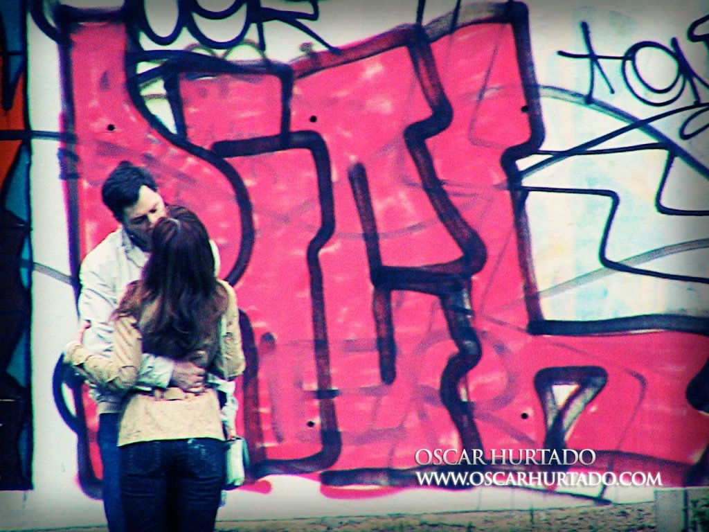 Kissing by Graffiti Wall - Color photograph (2008)