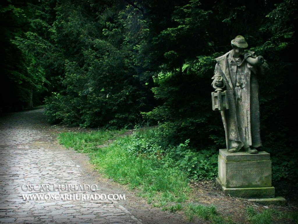 One of the multiple statues present in the Royal Gardens