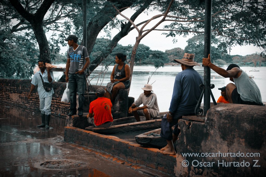 A group of locals waiting to go onboard of canoes to cross the Magdalena river