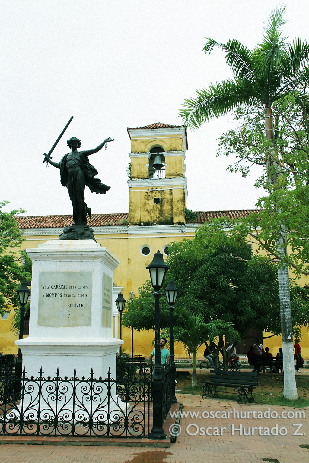 The iconic statue of Simón Bolivar situated in La Libertad Park in front of the San Carlos convent